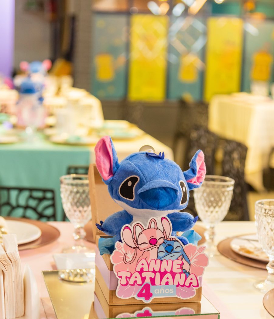 Centro de mesa personalizado con el nombre de la cumpleañera